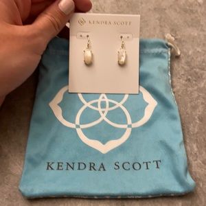Kendra Scott Ivory Lemmi Earring w/ Gold.